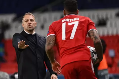 Abschiedsspiel in der Champions League? Bayern-Trainer Hansi Flick am Dienstagabend in Paris. Rechts Abwehrmann Jérôme Boateng, 