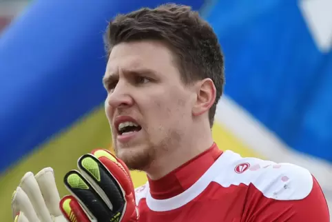 René Vollath (2016 Torhüter beim KSC) wurde nach dem Spiel am 27. November 2016 auf dem Betzenberg bei einem Fototermin von eine