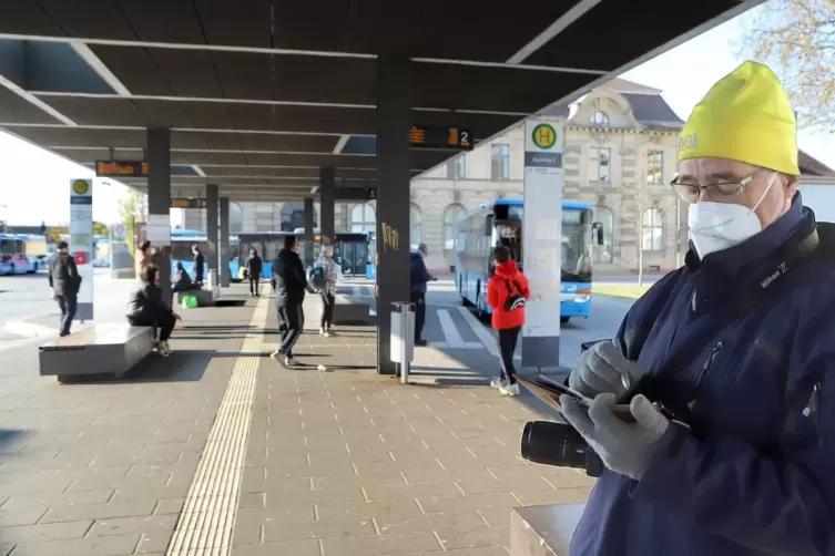 RHEINPFALZ-Mitarbeiter Bernhard Scholten hat am Busbahnhof eine hohe Kontrolldichte durch die Polizei, aber nahezu keinen Anlass