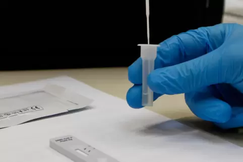 Jedem Arbeitnehmer muss künftig einmal pro Woche ein Test angeboten werden. Jedem Arbeitnehmer muss künftig einmal pro Woche ein Test angeboten werden.