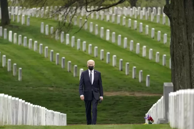 Joe Biden besuchte nach der Ankündigung des Abzugs der US-Streitkräfte aus Afghanistan auf dem Nationalfriedhof Arlington die Gr