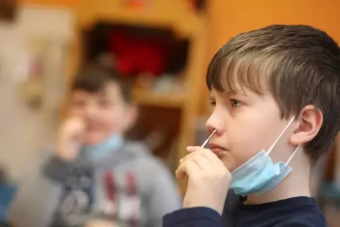 Seit Montag testen sich Schulkinder auch in Rheinland-Pfalz zweimal pro Woche – vorerst noch freiwillig. 