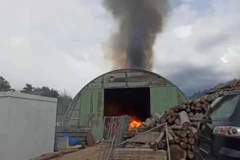 Am Mittwochmittag brannte diese Lagerhalle im Industriegebiet zwischen Hinterweidenthal und Salzwoog aus.
