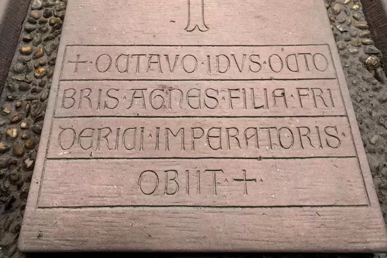 Das Grab von Barbaroosa-Tochter Agnes im Dom zu Speyer. 