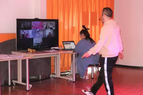 Die Tanzlehrer Kai Spang und Angelina Berres beim Kindertanzkurs: Den Kleinen macht es Spaß und sie bleiben in Bewegung. 