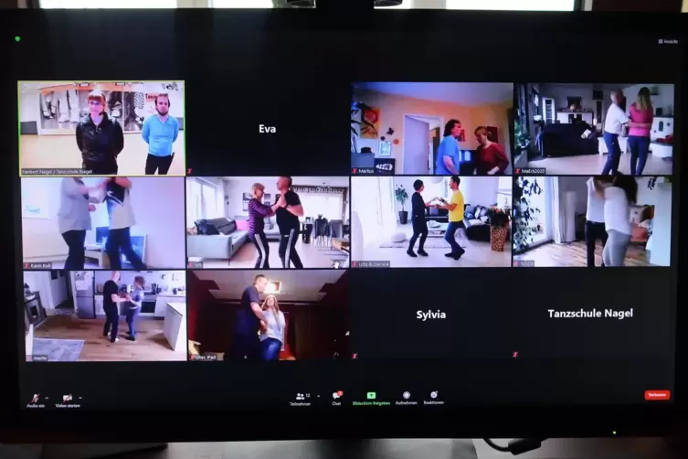  Salsa Club online mit den Tanzlehrern Claudia Rudat und Pascal Jakob: Das Bild oben links zeigt die beiden in der Perspektive d