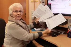 Ingrid Noll mit der Papier- und E-Mail-Flut zum Impftermin.