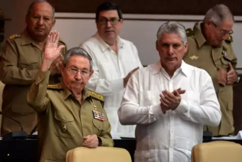 Raùl Castro (vorne links) wird beklatscht vom Vertreter der neuen kubanischen Führungsgeneration, Miguel Diaz-Canel, der bereits