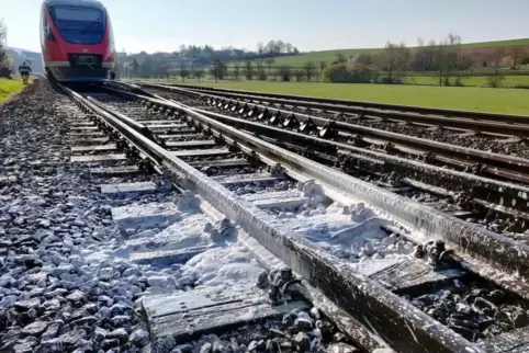 Zwischen Alsenbrück und Winnweiler ist am frühen Donnerstagmorgen eine Bahnschwelle aus Holz in Brand geraten. Die Ursache war l