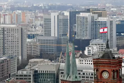 In der Hauptstadt war das Wohnen bis zur Wende vergleichsweise günstig, danach zogen die Wohnungsmieten rasant an.