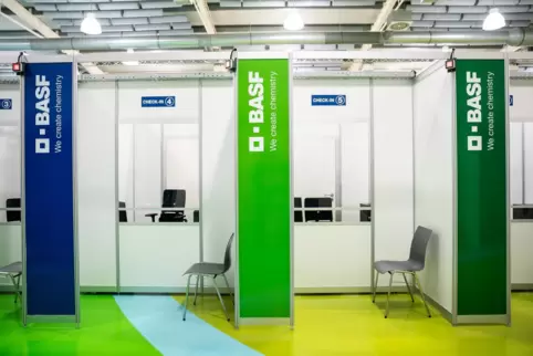 Check-in-Kabinen des Impfzentrums der BASF: Bei der Impfreihenfolge muss die BASF die Vorgaben des Landes einhalten. 