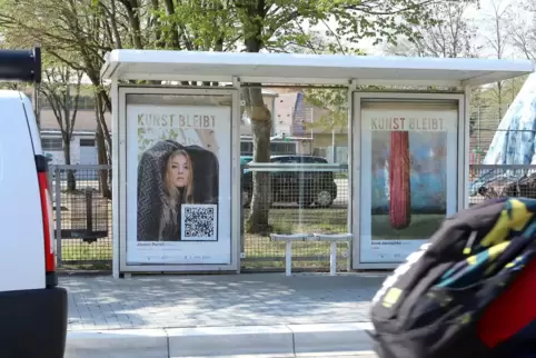 60 Plakate hängen an Landauer Bushaltestellen – in der Hindenburgstraße von Sängerin Janine Perret und von Malerin Anne Janosch.