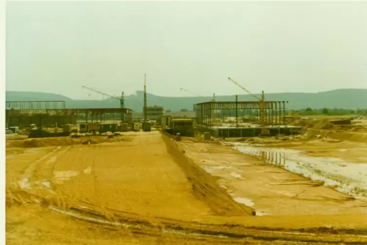 Am 16. April 1971 startete die Reifenproduktion. Nach eineinhalb Jahren Bauzeit des Werks auf der gr&uuml;nen Wiese in Homburg-Erbach
