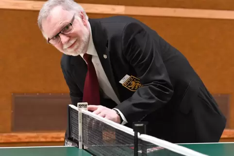 Helmut Ott hat auch Erfahrung als Tischschiedsrichter gesammelt. 