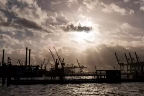 Am Konjunkturhimmel gibt es zwar einen Lichtblick, aber die Wolken dominieren deutlich stärker, als die führenden Wirtschaftsins