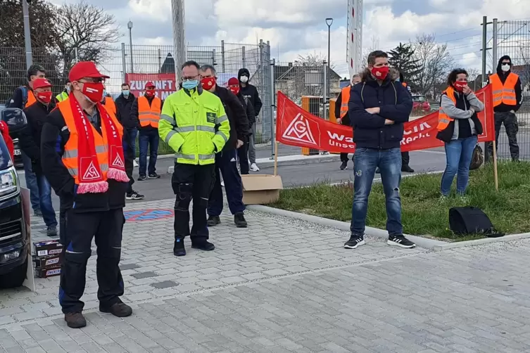 Mitarbeiter von Ardagh beim Warnstreik.
