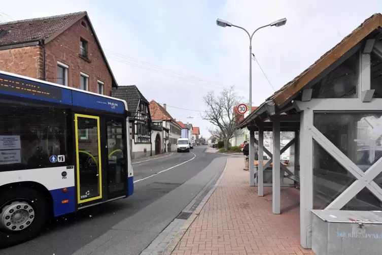 Die Bushaltestellen sollen barrierefrei ausgebaut werden. 