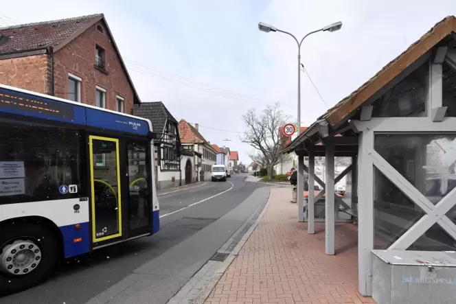 Die Bushaltestellen sollen barrierefrei ausgebaut werden. Die Bushaltestellen sollen barrierefrei ausgebaut werden.