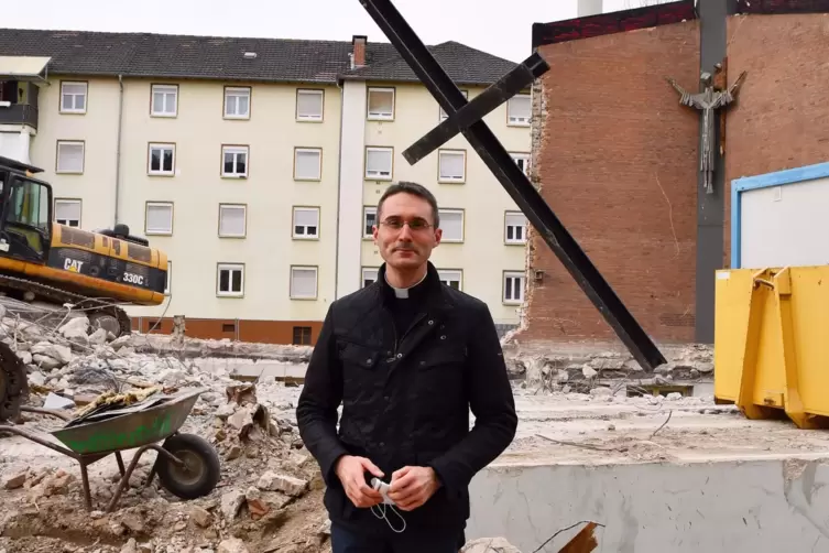 Pfarrer Dominik Geiger kümmert sich um die Überreste der früheren Kirche.