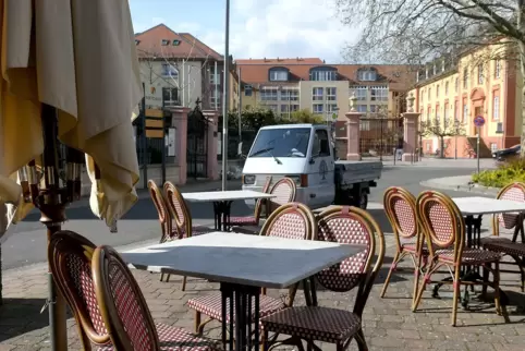 Die Außenbestuhlung der Gastronomiebetriebe – wie hier am Café Mandala in Kibo – wird zunächst ungenutzt bleiben. Die Außenbestuhlung der Gastronomiebetriebe – wie hier am Café Mandala in Kibo – wird zunächst ungenutzt bleiben.