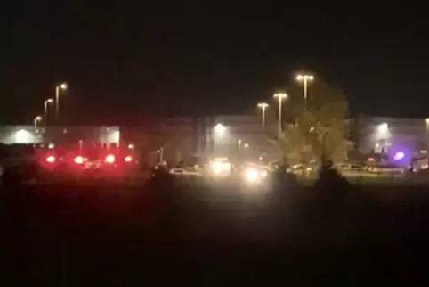 Das Paketzentrum mit Polizeifahrzeugen davor. 
