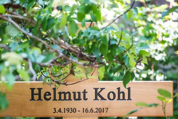 Helmut Kohl liegt im Speyerer Adenauerpark begraben.