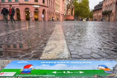 Ein Aufkleber, der zum Abstandhalten aufruft, in der Innenstadt von Mainz. 