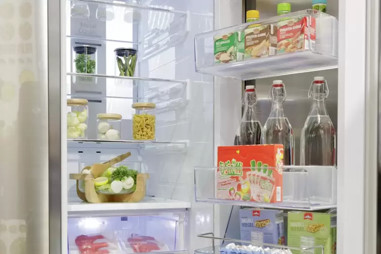 Eine Glasschüssel im Kühlschrank mit Teller oder Deckel zum Abdecken oder Mehrwegdosen in verschiedenen Größen können Alu- und F
