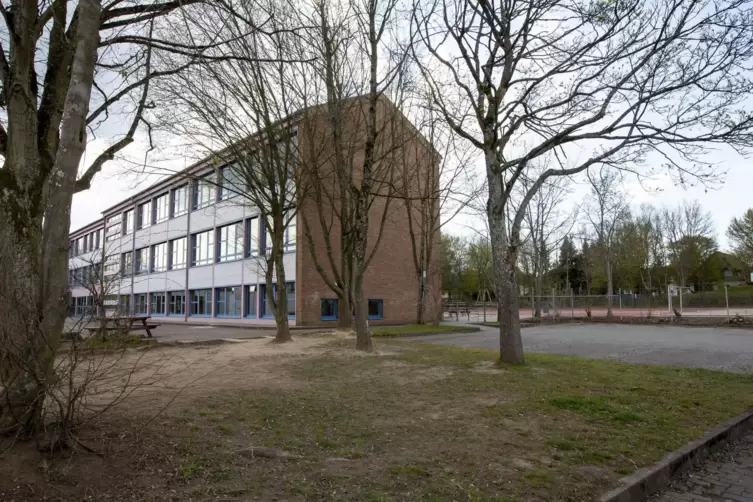 An der Stelle des Lehrerparkplatzes soll ein Neubau an die Grundschule in Steinwenden angebaut werden. 