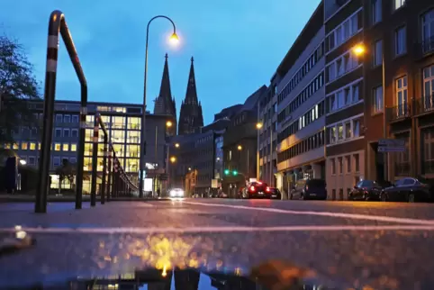 Blick auf den Kölner Dom: Nachts sollen die Gehwege und Straßen leer bleiben. 