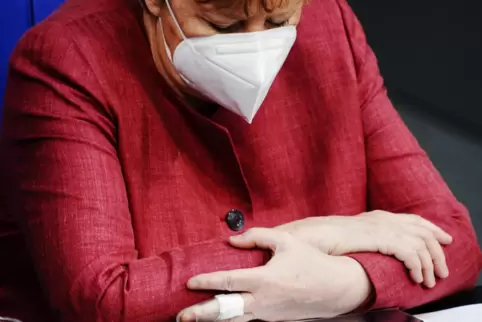 Konzentriert sich nach ihrer Rede auf das Smartphone: Bundeskanzlerin Angela Merkel (CDU) in der Bundestagsdebatte über die Neuf