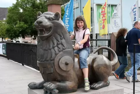 Seit 2002 steht der Löwe zwischen Hall- und Herzogplatz. Gernot Rumpf hat ihn gestaltet, der Lions-Club finanziert, Kinder mögen