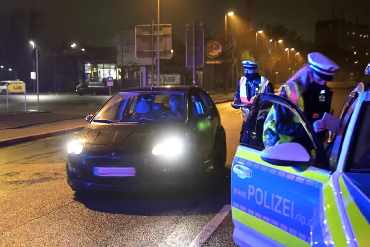Polizisten kontrollieren in Ludwigshafen die Ausgangssperre. 
