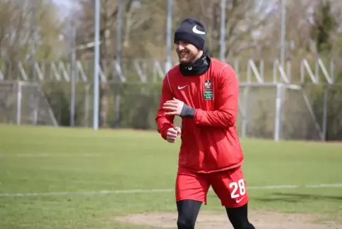 Grinst bis über beide Ohren: Lukas Gottwalt ist froh, dass er wieder am Stadion trainieren kann.