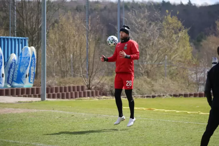 Freut sich, dass er wieder mit dem Ball trainieren darf: Lukas Gottwalt. 
