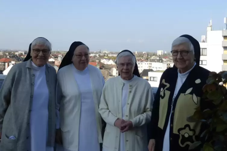 Die Ordensschwestern des St. Annastifts wollen die Spendenkampagne für den Neubau am Marienkrankenhaus unterstützen. Von links z