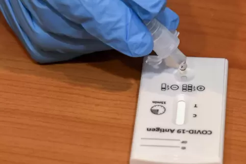 Der Pumpen- und Armaturenhersteller KSB hat nach eigenen Angaben 25.000 solcher Corona-Antigen-Schnelltests bestellt. 