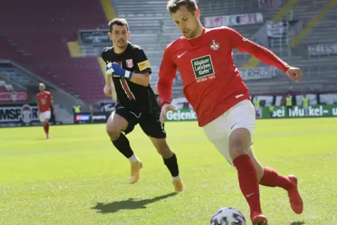 „Mister Zuverlässig“: FCK-Linksverteidiger Hendrick Zuck. Hinten der Ex-Lauterer Julian Derstroff (Halle). 