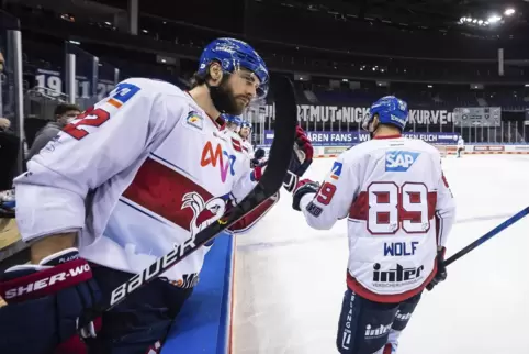 Matthias Plachta und David Wolf von den Adler Mannheim feiern das Tor zum 1:3. 