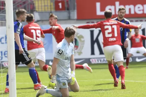 Erster Streich: Daniel Hanslik (links, Nummer 19) bejubelt mit Hendrick Zuck (Nummer 21) und Marvin Pourié seinen 1:0-Führungstr