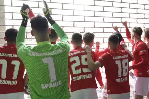 Die Spieler des 1. FC Kaiserslautern bedanken sich bei den Fans, die die Mannschaft außerhalb des Fritz-Walter-Stadions 90 Minut