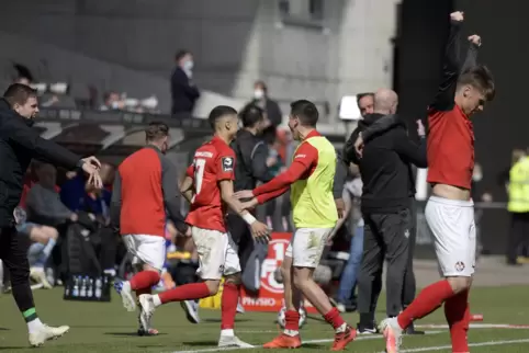 Derby-Jubel: Spieler und Trainerteam des FCK feiern den wichtigen Sieg gegen Saarbrücken.