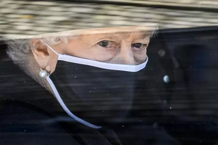 Mitgenommen: Die Königin schaut aus dem Fenster ihrer Staatslimousine, die sie zur St. Georgs-Kapelle bringt. 
