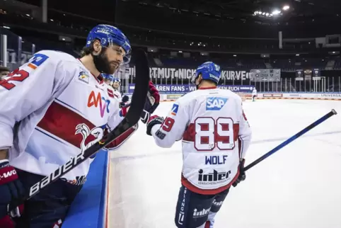PrimusMatthias Plachta und David Wolf feiern den Treffer zum 1:3. Die Adler Mannheim starten von der Pole Position in die Play-o
