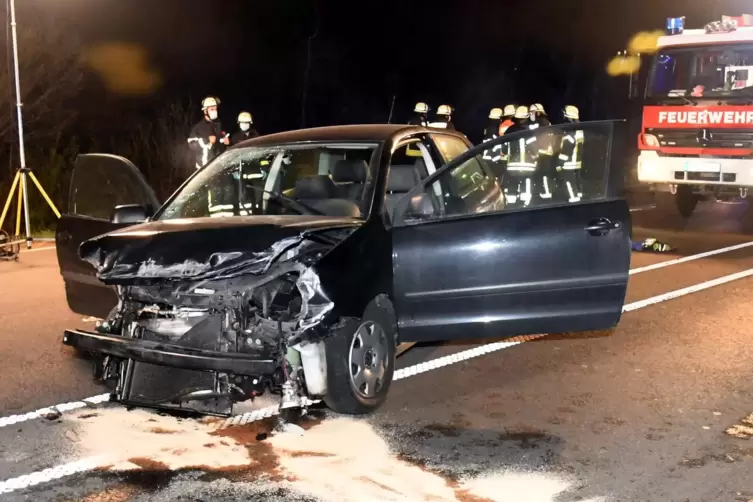 Ein 26 Jahre alter Autofahrer ist in der Nacht zum Sonntag in Südhessen tödlich verletzt worden.