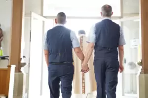Jochen und Andreas Senz ziehen mit Pfarrer Ralf Metzinger aus der Kirche aus. Jochen und Andreas Senz ziehen mit Pfarrer Ralf Metzinger aus der Kirche aus.