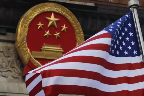 Die Flaggen der USA und von China wehen einträchtig nebeneinander Auf diese beiden Länder kommt es beim Schutz vor dem Klimawand