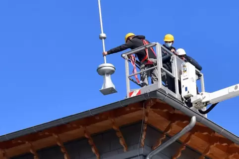 Millimeterarbeit auf dem Dach: Die Himmelsnadel wird aufgesetzt.