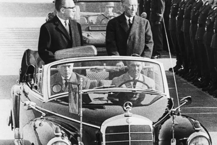 Konrad Adenauer (rechts) mit Verteidigungsminister Kai-Uwe von Hassel bei einer Milit&auml;rparade 1963.