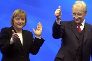 Merkel wusste Bescheid: Schon auf dem Parteitag in Dresden 2001 bekundete CSU-Chef Edmund Stoiber sein Interesse an der Kanzlerk